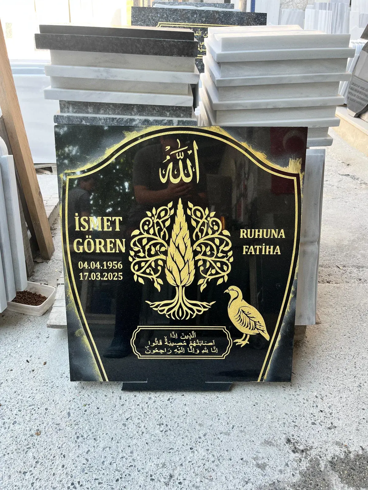 Ağaç ve kuş motifleri işlenmiş kemerli siyah granit baştaşı