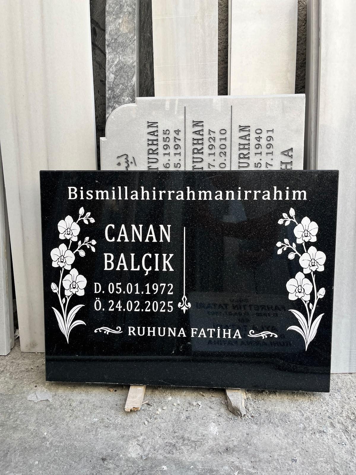Siyah granit üzerine açık renk orkide motifleri ve yazı işlenen baştaşı