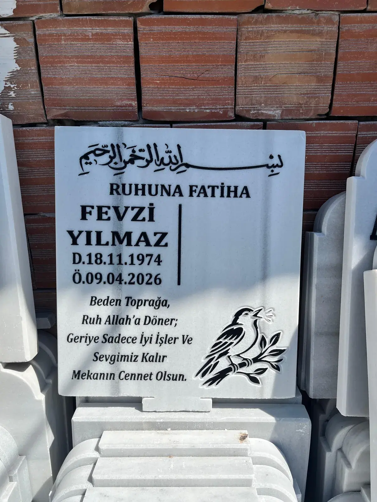 Kuş ve dal motifi bulunan beyaz mermer baştaşı