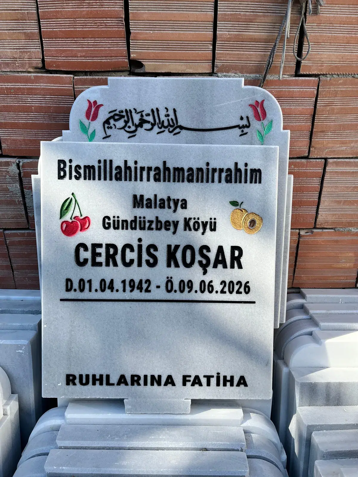 Kırmızı lale motifleri bulunan kademeli beyaz mermer baştaşı