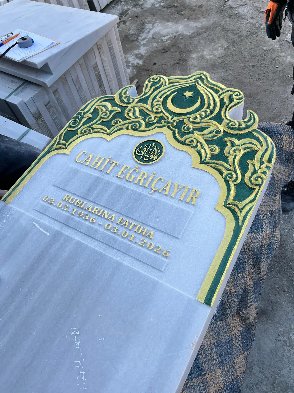 Yeşil ve altın boyalı oyma bezemeli beyaz mermer baştaşı