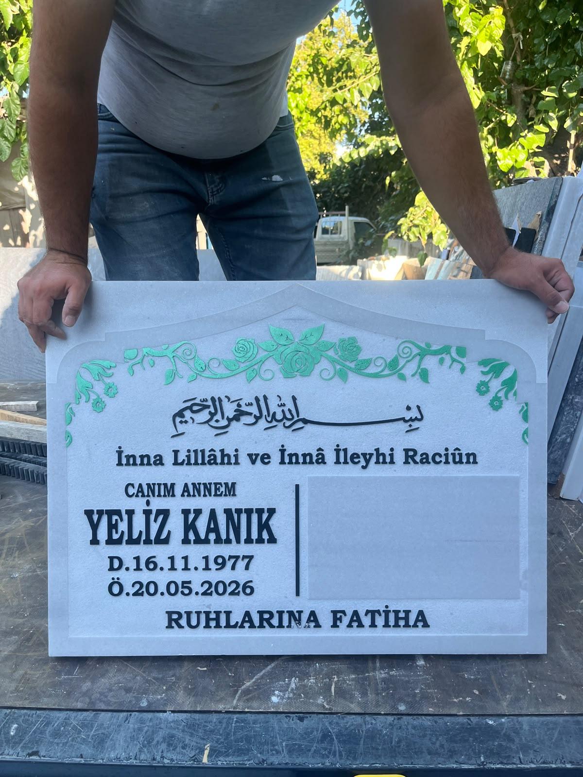 Yeşil ve kırmızı gül motifleriyle hazırlanan beyaz mermer baştaşı