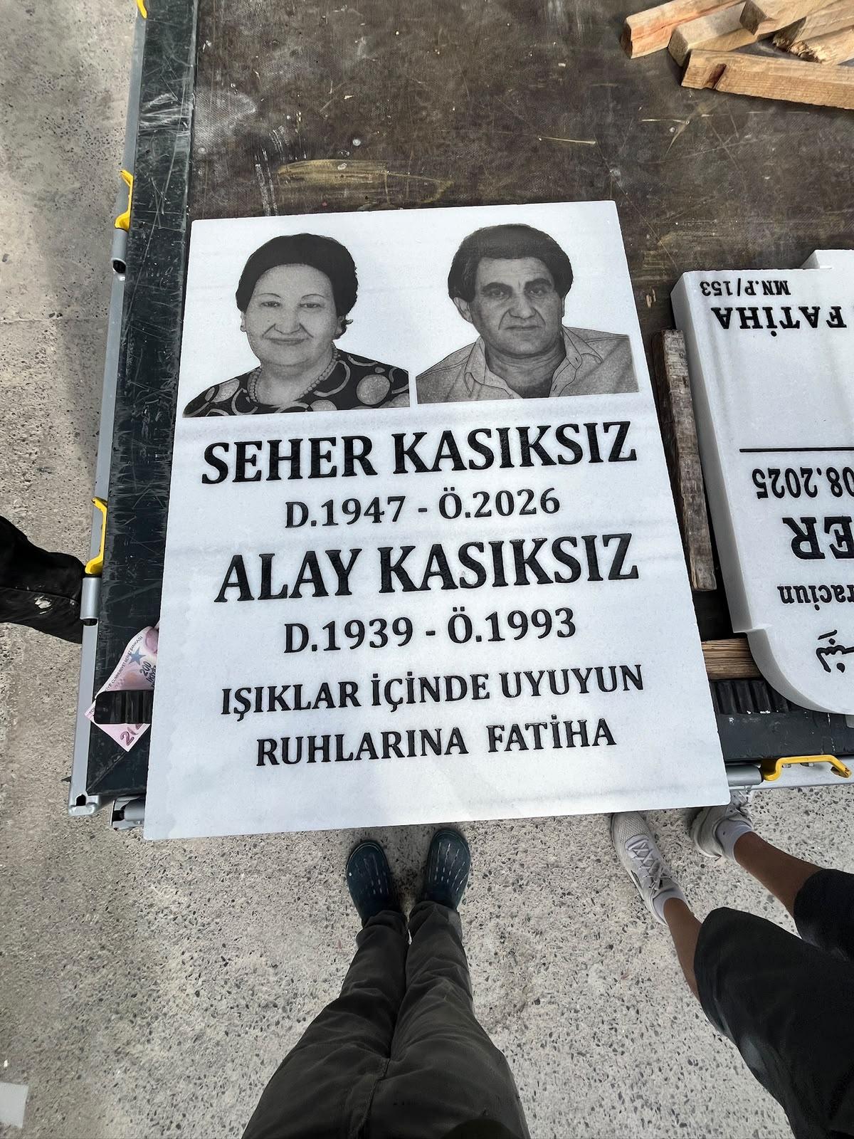 İki kişilik lazer portre ve oyma yazı bulunan beyaz mermer baştaşı