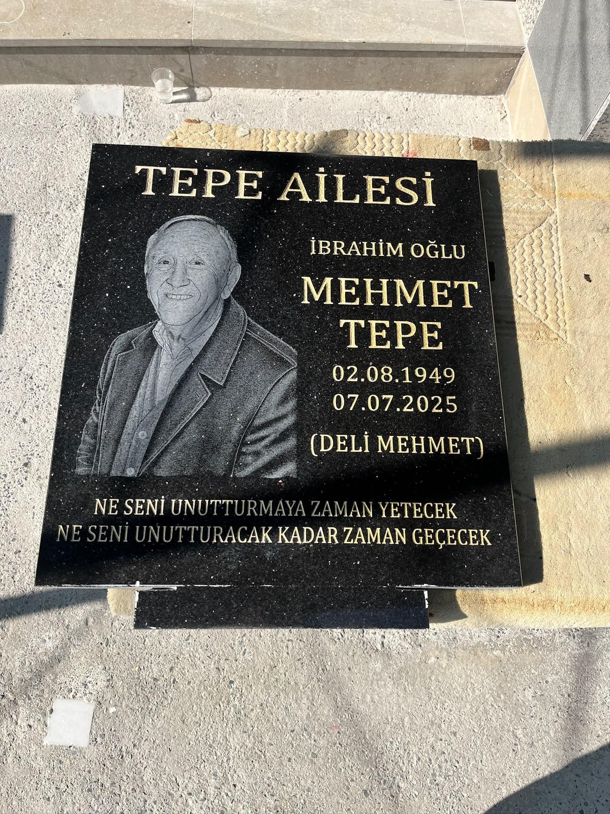 Siyah granit üzerinde lazer portre ve altın renk yazı uygulaması