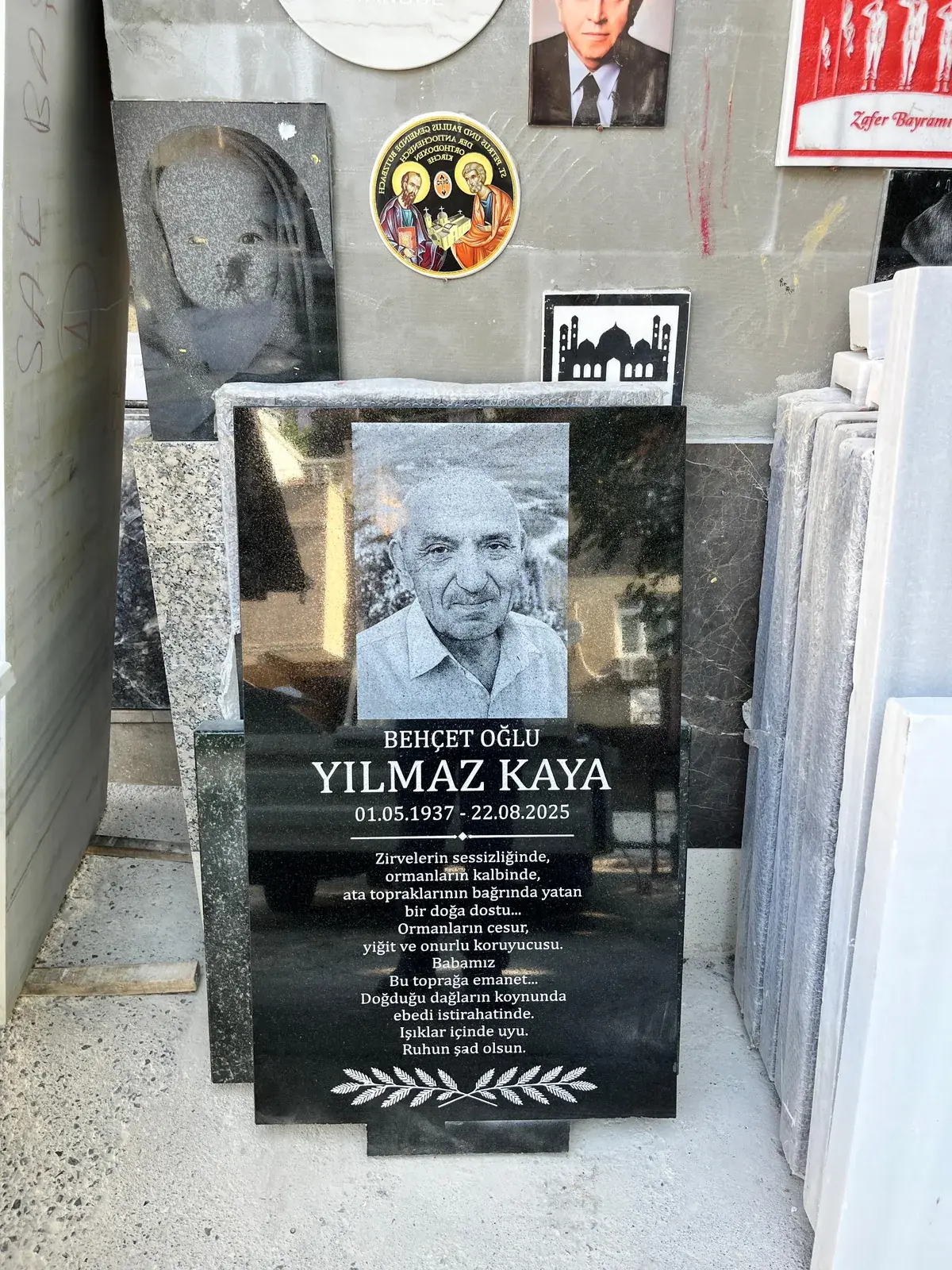 Siyah granit üzerine lazer portre ve yazı uygulanan baştaşı