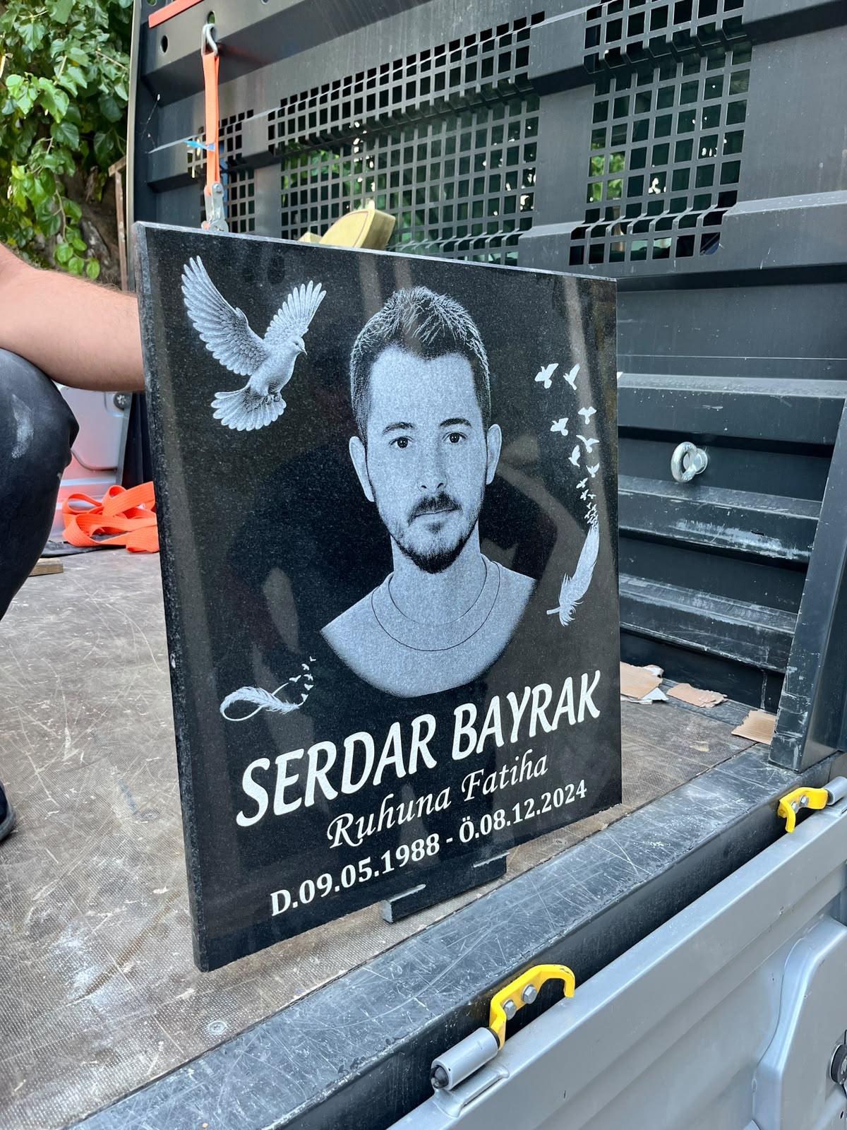 Siyah granit üzerine lazer portre, kuş ve tüy motifli baştaşı