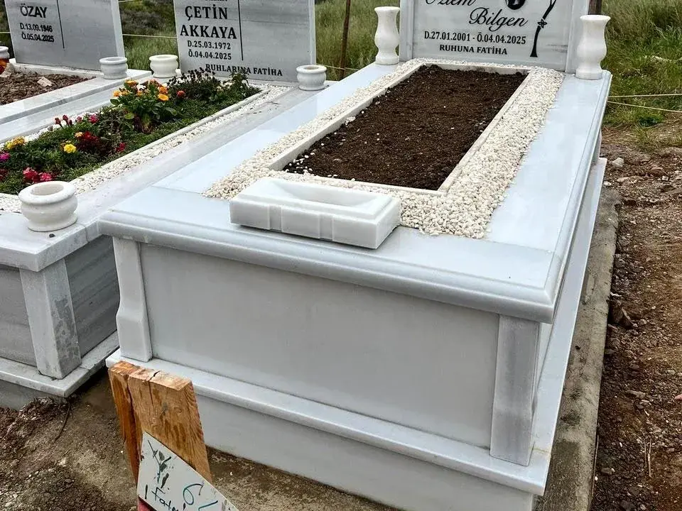 Sade çizgili beyaz mermer mezar uygulaması