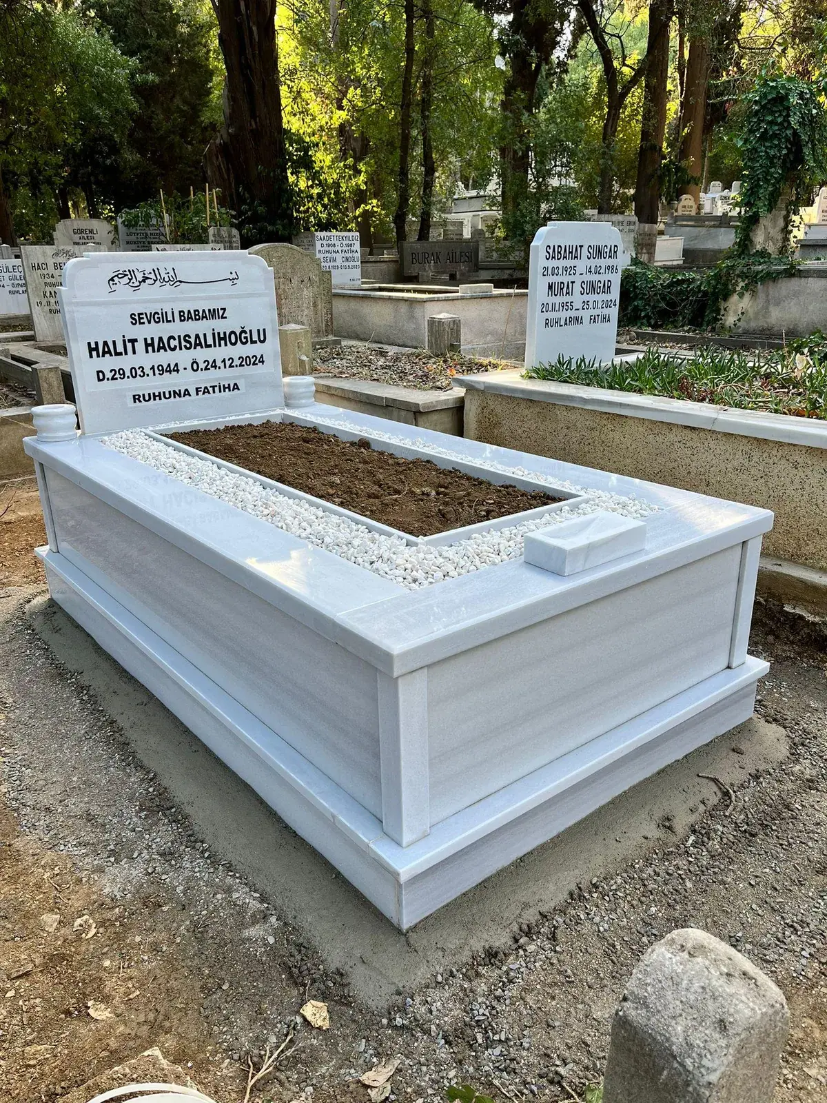 Açık tonlu Marmara mermeri mezar uygulaması