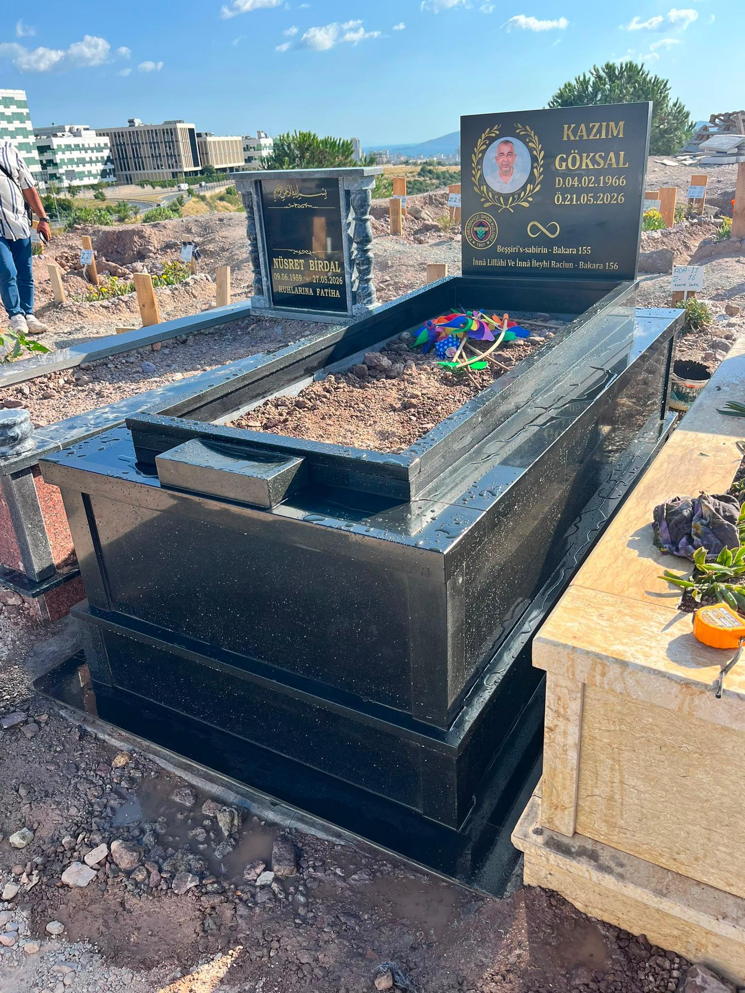 Lazer portreli siyah granit mezar ve baştaşı uygulaması